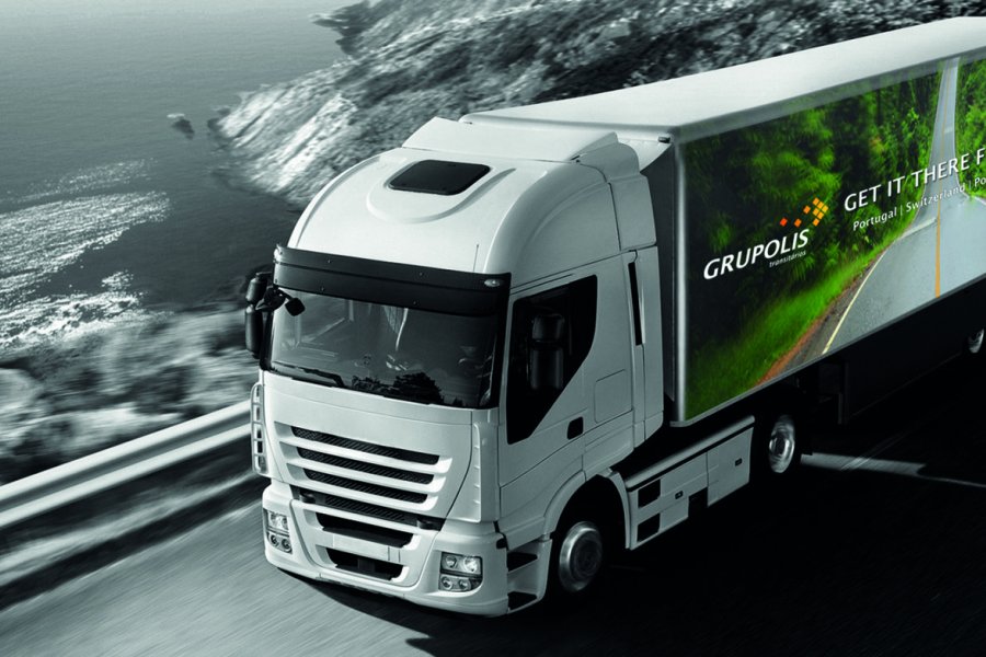 Camion de transport routier avec la marque Grupolis en mouvement